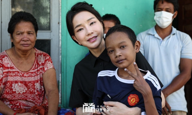 السيدة الأولى كيم كون-هي ترسل رسالة بالفيديو لصبي كمبودي مصاب بمرض في القلب