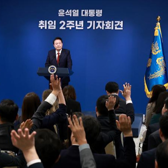 الرئيس يون سوك-يول في مؤتمر صحفي بمناسبة الذكرى الثانية لتنصيبه رئيسا لجمهورية كوريا