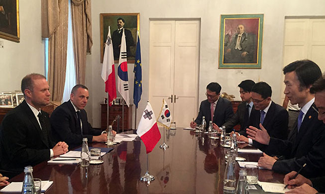 وزير الخارجية يزور مالطة