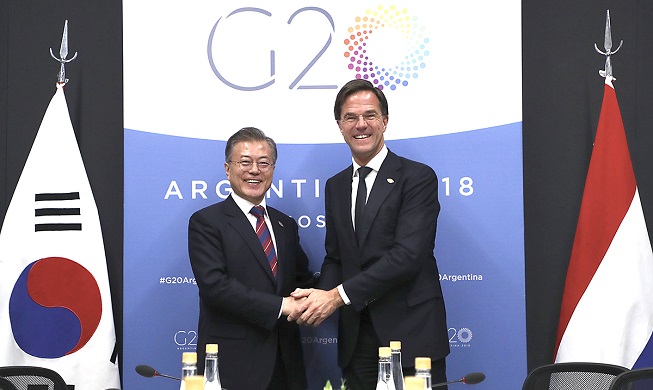 الرئيس مون يعقد المحادثات الثنائية مع رئيس الوزراء الهولندي مارك روته