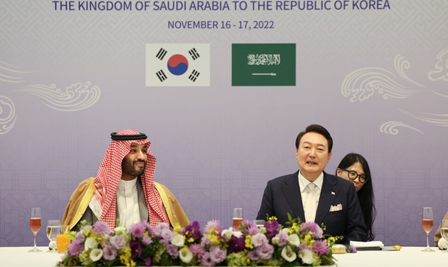 الرئيس يون يلتقي بولي العهد السعودي الأمير محمد بن سلمان
