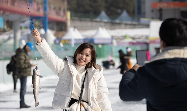 مراسلي كوريا نت الأجانب في مهرجان صيد الأسماك على الجليد بحي هواتشيون