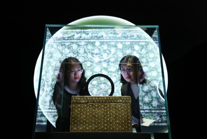 صندوق زهرة الأقحوان المصنوع من عرق اللؤلؤ