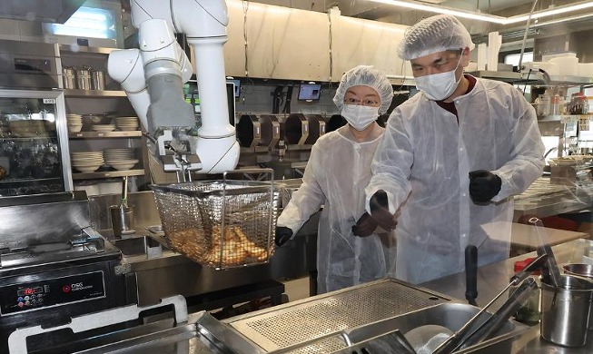رئيسة هيئة سلامة الغذاء والدواء تزور أحد المطاعم التي تستخدم روبوت الطهي