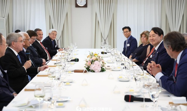 الرئيس يون يلتقي برئيس اللجنة الأولمبية الدولية في سيئول