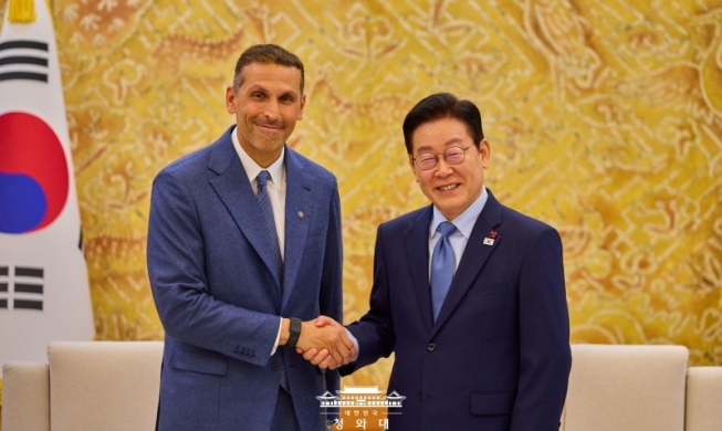 الرئيس لي يلتقي مع رئيس جهاز الشؤون التنفيذية لحكومة الإمارات العربية المتحدة 