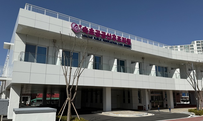  [إعادة ميلاد كوريا] ③ الحد من «تربية الأطفال المنفردة» وتعزيز «الرعاية العامة».. شبكة أمان للرعاية في عصر انخفاض المواليد