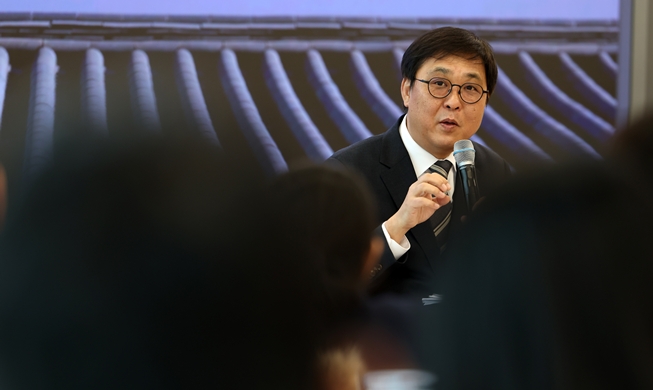 وزير الثقافة تشوي يشيد بفرقة بي تي إس لإقامتها فعالية في وسط العاصمة سيئول