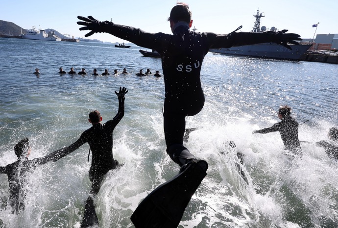 تدريب وحدة الإنقاذ والانتشال البحري في البحر
