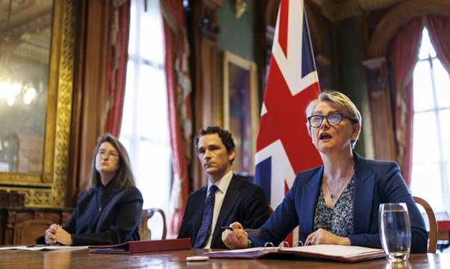 وزراء خارجية 40 دولة يناقشون سبل إعادة فتح مضيق هرمز