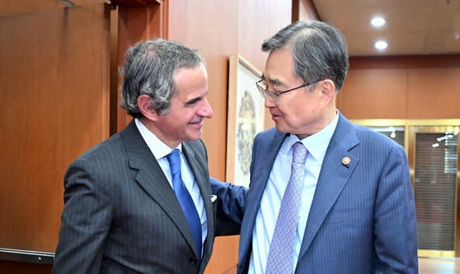 وزير الخارجية ومدير الوكالة الدولية للطاقة الذرية يناقشان خطة سيئول لاقتناء غواصات نووية