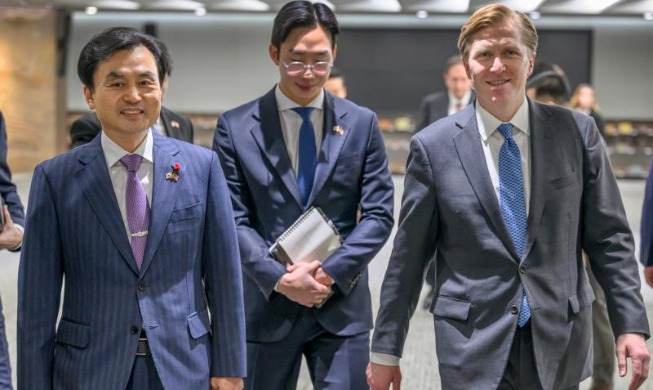 وزير الدفاع آهن غيو-بيك يلتقي بوكيل وزارة الدفاع الأمريكية لشؤون السياسات إلبريدج كولبي