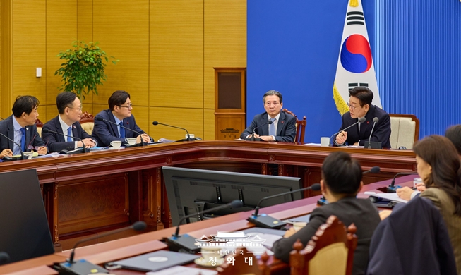 الرئيس لي يأمر باتخاذ إجراءات صارمة ضد الجرائم العابرة للحدود التي تستهدف المواطنين