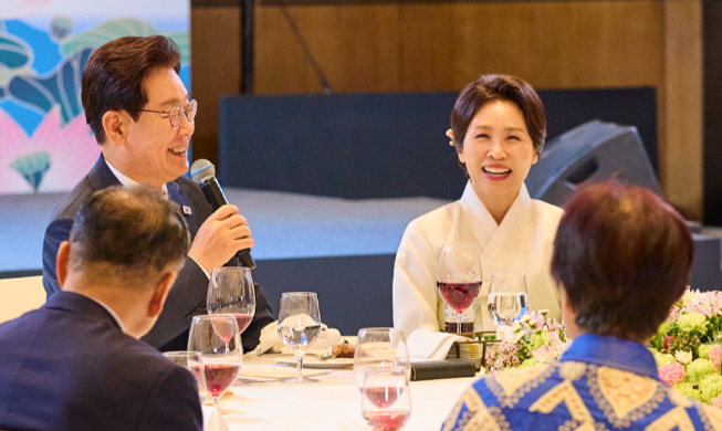 الرئيس لي في مستهل زيارته للهند 