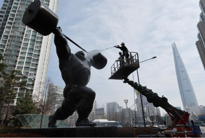 تنظيف تمثال في سيئول