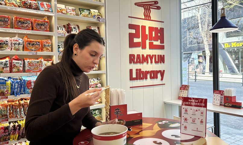 مكتبة الراميون ’ترند‘ جديد يجذب أنظار السياح الأجانب في سيئول