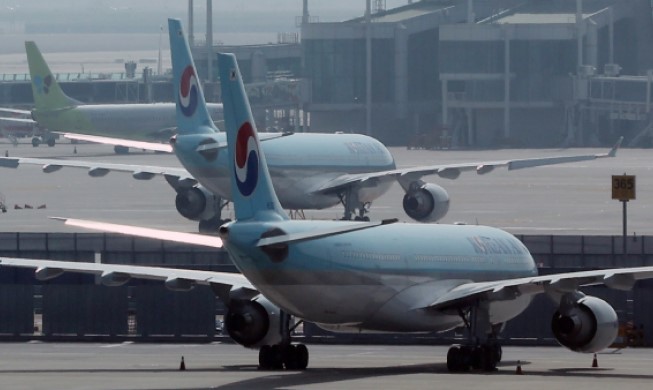الخطوط الجوية الكورية وآسيانا إيرلاينز تعلقان رحلاتهما الجوية إلى روسيا وكذلك التحليق فوق الأجواء الروسية
