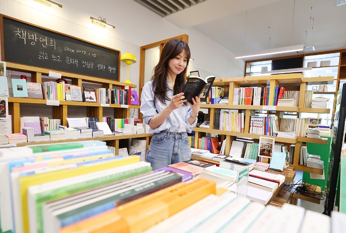 «متعة القراءة» تتسلل بين رفوف الكتب