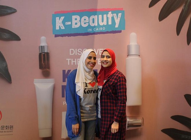 لماذا أصبحت العناية بالبشرة الكورية أسلوب حياتنا في صيف 2025؟ (المراسلة الفخرية)