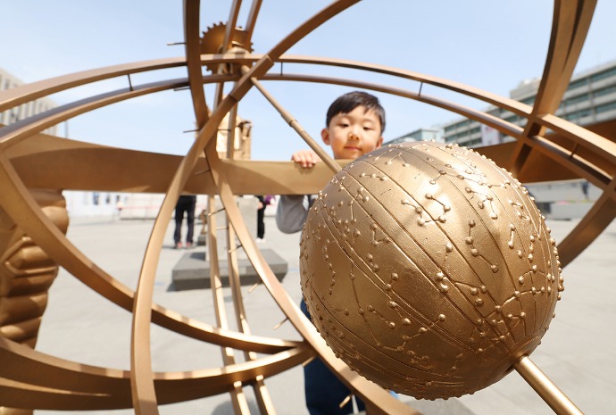 حكمة قراءة السماء.. «هونتشون-أوي» في ساحة غوانغهوامون