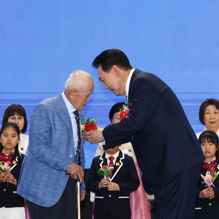 الرئيس يون يحضر الحفل التذكاري ليوم الوالدين