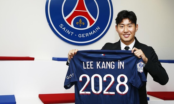 لاعب خط الوسط الكوري الجنوبي لي كانغ-إين ينضم إلى باريس سان جيرمان