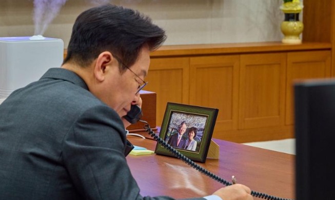 الرئيس لي يجري مكالمة هاتفية ثانية مع أمير قطر