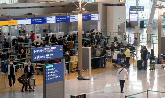 توزيع ’معلومات السفر الآمن إلى كوريا‘ للسياح الأجانب