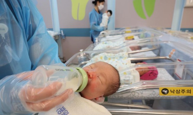 معدل الخصوبة الإجمالي يبلغ 0.93 في فبراير... ونسبة نمو المواليد تسجل «أعلى مستوياتها على الإطلاق»