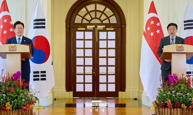 الرئيس لي يعقد محادثات قمة مع رئيس وزراء سنغافورة