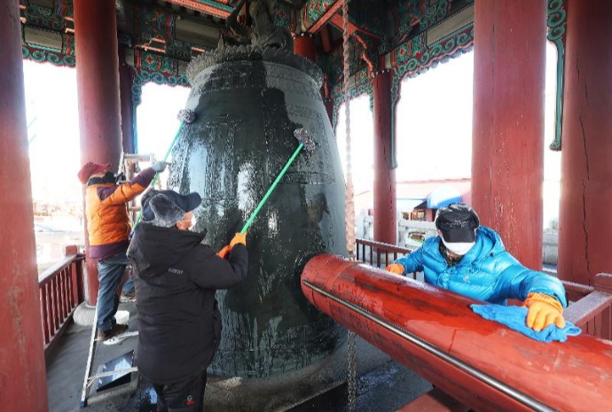 استعداداً لمراسم قرع جرس ليلة رأس السنة الجديدة