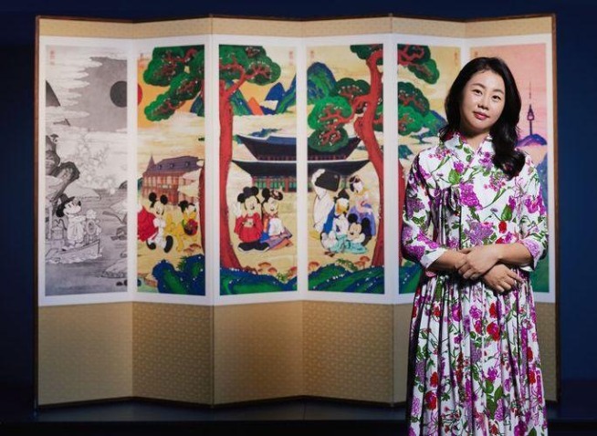 مقابلة مع الفنانة نايونغ وو التي تربط بين الثقافات من خلال رسم شخصيات عالمية ترتدي الهانبوك (المراسلة الفخرية)