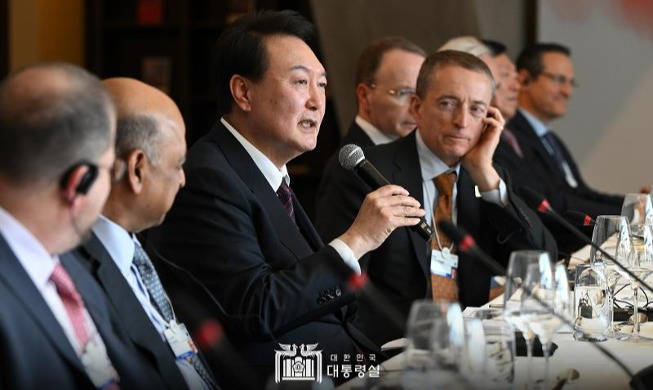 الرئيس يون كوريا ومكتبي مفتوحان للجميع في مأدبة غداء مع الرؤساء التنفيذيين العالميين