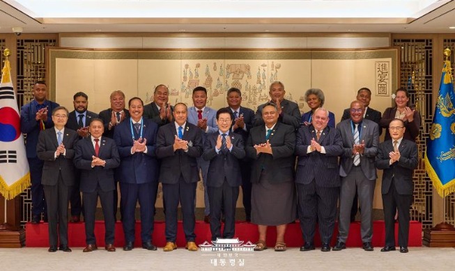 الرئيس لي يستقبل وفد دول جزر المحيط الهادىء إلى كوريا ... سنأخذ زمام المبادرة في معالجة أزمة المناخ