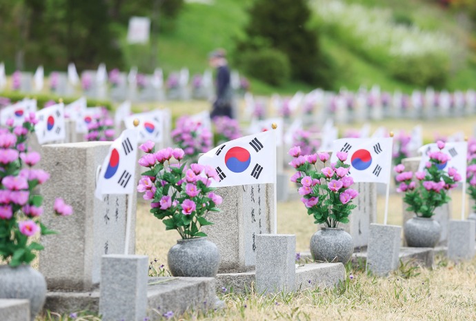 قبل يومين من الذكرى السنوية لثورة 19 أبريل عام 1960 المؤيدة للديمقراطية