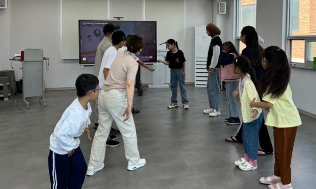 مدينة غيمبو رائدة في توفير فرص تعليم متساوية للأطفال الأجانب