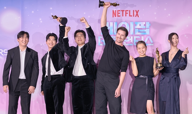 نجوم ’فرقة البوب الكورية: صائدات الشياطين‘ يعودون إلى سيئول حاملين بجائزتي الأوسكار لأفضل فيلم رسوم متحركة وأفضل أغنية أصلية