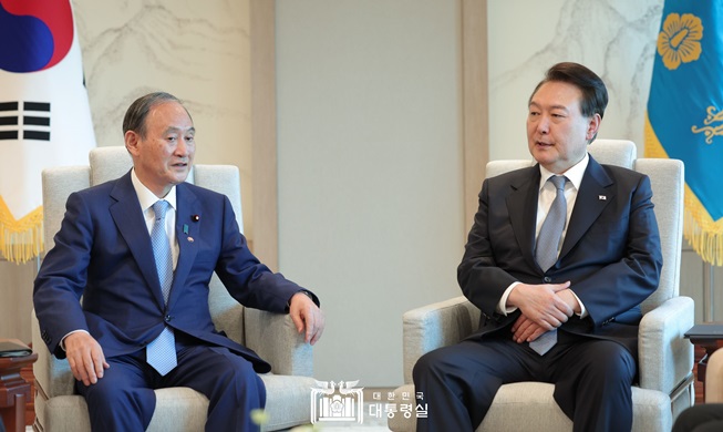 الرئيس يون يجتمع برئيس الوزراء الياباني السابق سوغا