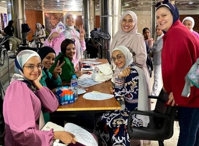تجربة تزيين المراوح الكورية التقليدية: ورش فنية لاكتشاف جمال الثقافة الكورية (المراسلة الفخرية)