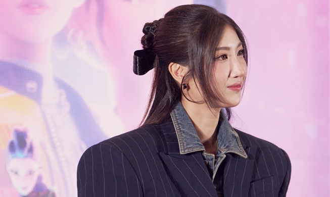 المؤتمر الصحفي للملحنة والمغنية إي جيه من ’فرقة البوب الكورية: صائدات الشياطين‘