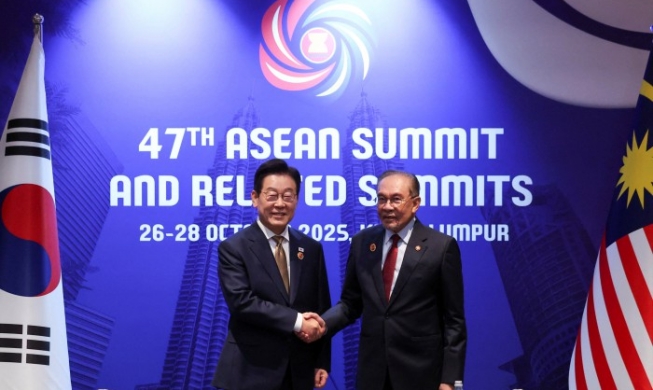 الرئيس لي يعقد محادثات قمة مع زعيمي ماليزيا وكمبوديا