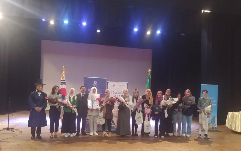 الصورة تظهر سفير الكوري مع المشاركين في مسابقة اللغة الكورية. (صورة من عنان شيماء)