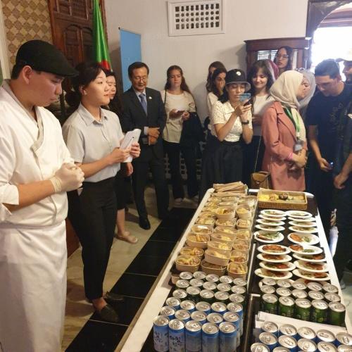 الصورة من مظاهرة الطبخ الكوري، حيث يمكن ملاحظة أنه سنحت فرصة للحضور لتذوق العديد من الأطعمة الكورية والعصير الكوري (الصورة من عنان شيماء).
