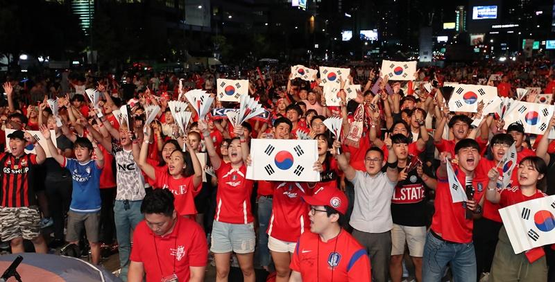 المواطنون يشجعون المنتخب الكوري في ميدان كوانغهوامون سيئول بمناسبة مباراة كوريا وروسيا بطولة كأس العالم روسيا 2018. (الصورة من جون هان)