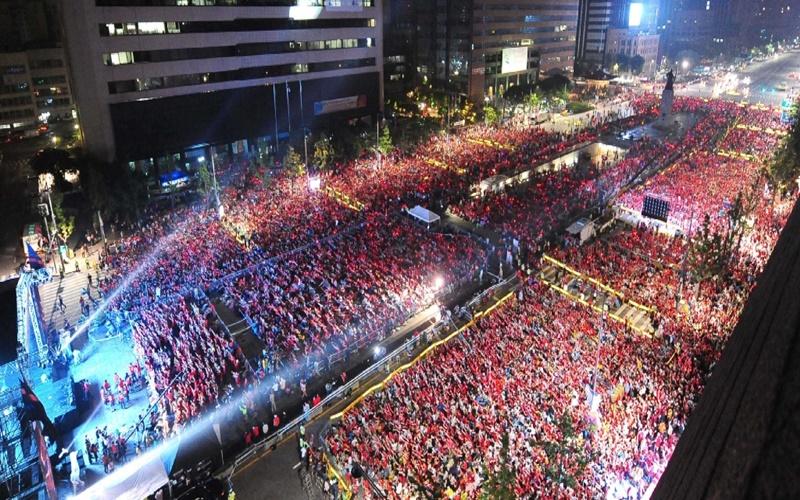 المواطنون يشجعون المنتخب الكوري في ميدان كوانغهوامون سيئول بمناسبة مباراة كوريا والجزائر بطولة كأس العالم البرازيل 2014. (الصورة من وزارة الثقافة والرياضة والسياحة)