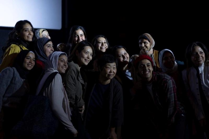 الصورة تظهر المخرجة 'ليم سون لاي' أثناء التقاط الصور مع الجمهور المصري بعد عرض فلم الغابة الصغيرة. (الصورة من الصفحة الرسمية للمركز الثقافي الكوري في مصر على فيسبوك)