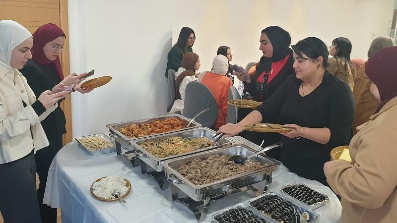 المشاركون يقومون بتجربة الطعام الكوري الذي تم اعداده من قبل الموظفين داخل مكتب ممثلية جمهورية كوريا لدى فلسطين. (الصورة من صفحة مكتب الممثلية الكورية لدى فلسطين على الفيسبوك) 
