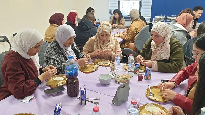 المحظوظين الذين تمت دعوتهم من قبل مكتب الممثلية الكورية حظوا بفرصة صنع الطعام الكوري برفقة الموظفين والممثلين الكوريين، قاموا بصنع الماندو معا، ويبدو على وجوههم أنهم مستمتعون بهذه التجربة الرائعة. (الصورة من صفحة مكتب الممثلية الكورية لدى فلسطين على الفيسبوك) 