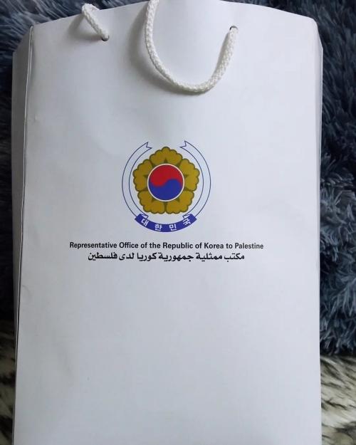 الصورة تظهر الهدية التي حصلت عليها من قِبل مكتب الممثلية الكورية، قاموا بإرسالها لي لحصولي على علامة عالية في الفصل الدراسي بالمستوى الأول. (الصورة من المراسلة الفخرية ميار بشير موسى) 