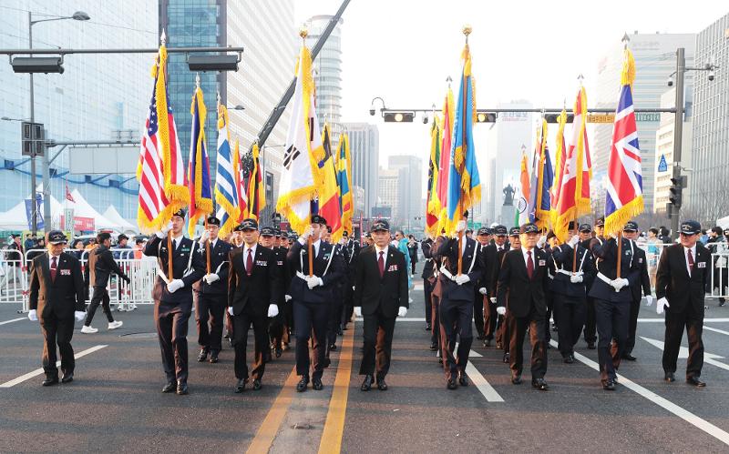 وزارة شؤون الوطنيين والمحاربين القدامى أعلنت أمس الأربعاء الموافق يوم 22 من الشهر الجاري أنها ستقوم هذا العام ببدء مشاريع مختلفة مع المواطنين والمجتمع الدولي تحت شعار ’70 عاما مذهلة بتفان كبير‘. ويصادف هذا العام الذكرى السبعين لاتفاقية الهدنة والتحالف بين جمهورية كوريا والولايات المتحدة الأميركية. وتظهر الصورة قدامى المحاربين في الحرب الكورية وطلاب المدرسة العسكرية، وهم يصطفون حاملين أعلام الدول المشاركة في الحرب الكورية في ’سباق ماراثون سيئول 2023‘ الذي أقيم في ميدان كوانغهوامون في حي جونغنو، سيئول. (الصورة من وكالة يونهاب للأنباء)